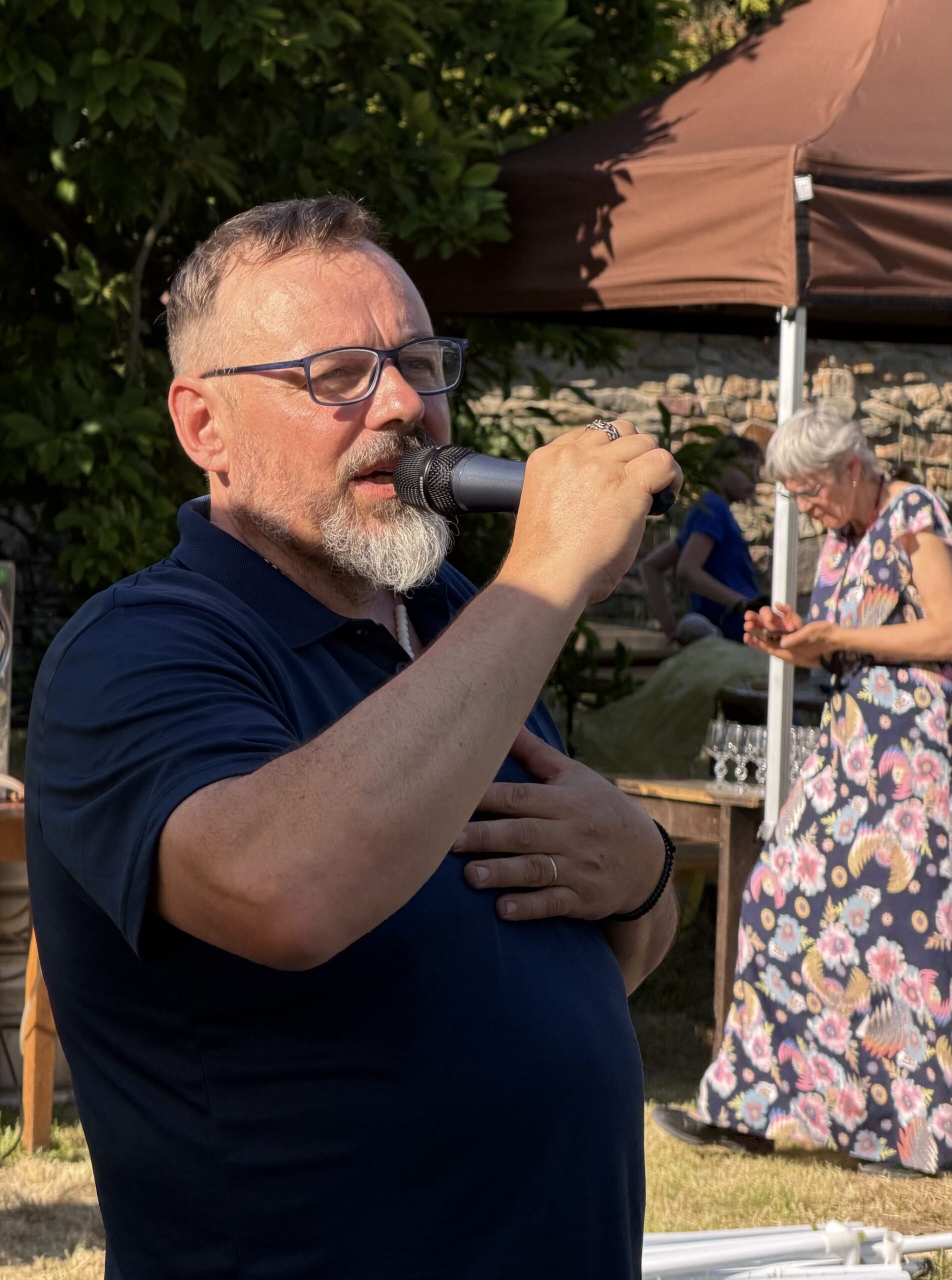 Jan shares his testimony with the audience